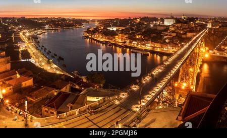 Vue panoramique, au crépuscule, sur le fleuve Douro et la ville de Porto depuis le point de vue de Serra do Pilar à Vila Nova de Gaia, Portugal. Banque D'Images