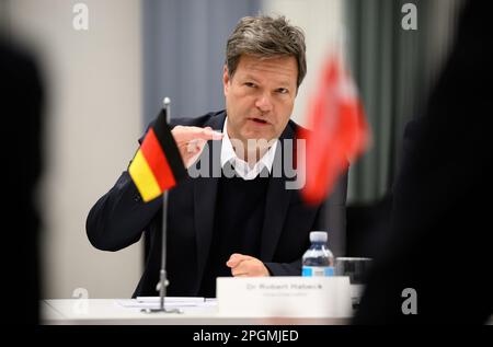 Kopenhagen, Danemark. 23rd mars 2023. Robert Habeck (Bündnis 90/Die Grünen), ministre allemand des Affaires économiques et de la protection du climat, prend la parole lors d'une réunion avec la Confédération des industries danoises (Dansk Industri). Le ministre de l'économie et de la protection du climat, Habeck, est à Copenhague pour une visite inaugurale de deux jours au gouvernement danois, qui est en fonction depuis la mi-décembre 2022. Credit: Bernd von Jutrczenka/dpa/Alamy Live News Banque D'Images