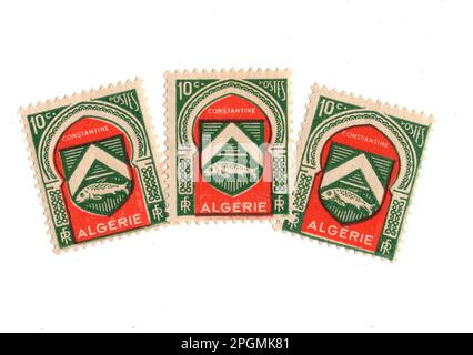 Timbres-poste à la menthe d'époque d'Algérie isolés sur fond blanc. Banque D'Images