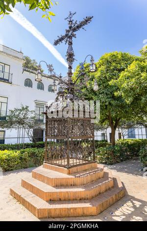 La Cruz de las Sierpes, la Croix des Serpents, à partir de 1692 se trouve sur la Plaza de Santa Cruz, place Saint-Croix, dans le quartier de Séville de San Banque D'Images