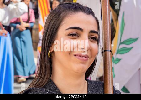 Huelva, Espagne - 18 mars 2023: Belle jeune femme habillée en costume d'époque dans le défilé de la Foire médiévale de découverte à Palos de la Frontera, Huel Banque D'Images