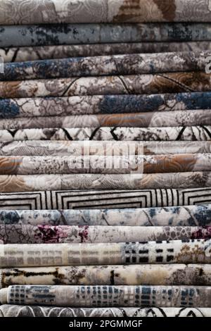 Pile de tapis colorés pliés sur le marché Banque D'Images