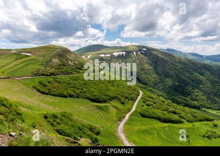 Paysage de la chaîne de montagnes du col de Tskhratskaro et de Trialeti (Caucase), Géorgie, avec gravier dangereux route M-20, prairies vertes et point de contrôle. Banque D'Images