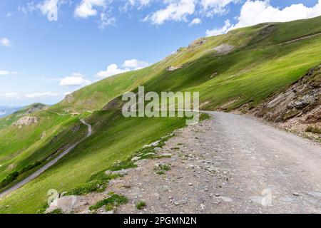 Route dangereuse de gravier de terre M-20 vers le col de Tskhratskaro, Géorgie, avec paysage de montagnes vertes de Trialeti (Caucase), été. Banque D'Images