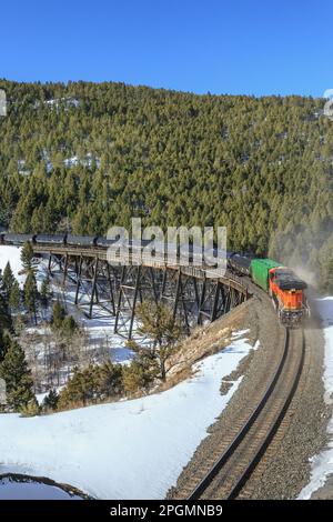 train transportant des voitures à huile au-dessus de la trestle sous mullan pass près d'austin, montana Banque D'Images