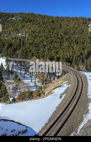 train à tréteau en hiver près d'austin, montana Banque D'Images