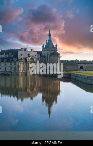 Château de Chantilly, en France, beau palais avec un lac Banque D'Images