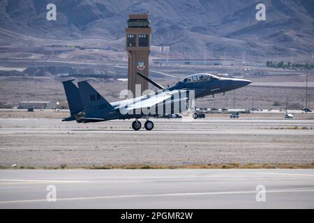 Las Vegas, NV - 5 novembre 2022 : F-15 Strike Eagle Fighter Jet Lands devant la tour de contrôle au salon de l'aviation de la nation à Nellis AFB. Banque D'Images