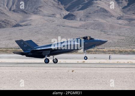 Las Vegas, NV - 5 novembre 2022 : la génération F-35 5th de avions de chasse se trouve sur les terres du salon de l'aviation de la nation à Nellis AFB. Banque D'Images