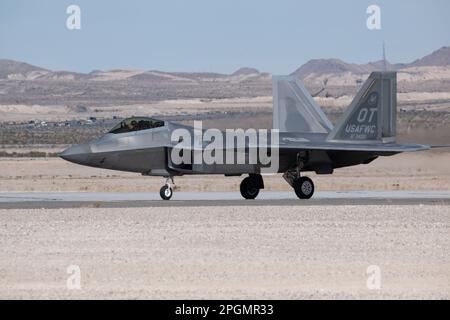 Las Vegas, NV - 5 novembre 2022 : F-22 Fighter Jet taxing au salon aéronautique de la nation aérienne de Nellis AFB. Banque D'Images