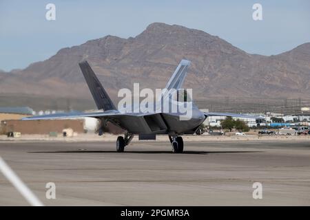 Las Vegas, NV - 5 novembre 2022 : F-22 Fighter Jet taxing au salon aéronautique de la nation aérienne de Nellis AFB. Banque D'Images