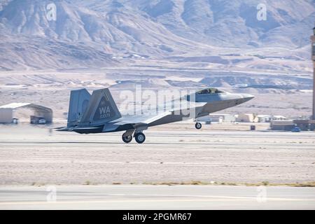 Las Vegas, NV - 6 novembre 2022 : atterrissage en avion F-22 Fighter Jet lors du spectacle aérien de la nation aérienne à Nellis AFB. Banque D'Images