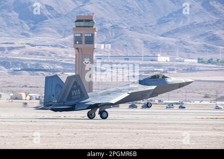 Las Vegas, NV - 6 novembre 2022 : atterrissage en avion F-22 Fighter Jet lors du spectacle aérien de la nation aérienne à Nellis AFB. Banque D'Images