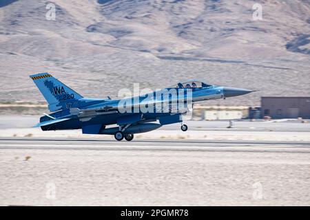Las Vegas, NV - 6 novembre 2022 : le F-16 Fighter Jet est utilisé lors d'une démonstration au salon de l'aviation de la nation Nellis AFB. Banque D'Images
