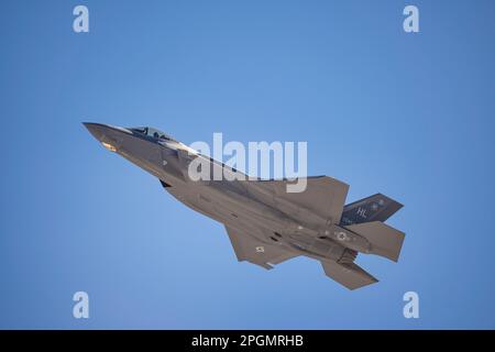 Las Vegas, NV - 6 novembre 2022: USAF F-35 Lightning II 5th Generation Fighter Jet fait une démonstration lors du salon de l'aviation de la Nation à Nellis AFB. Banque D'Images