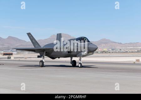 Las Vegas, NV - 6 novembre 2022: USAF F-35 Lightning II 5th Generation Fighter Jet-taxing pendant le salon de l'aviation de la Nation à Nellis AFB. Banque D'Images