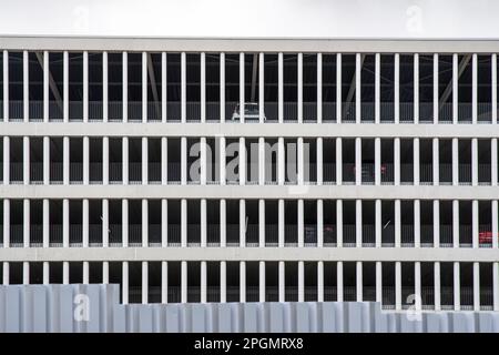 Façade moderne d'un parking de plusieurs étages Banque D'Images