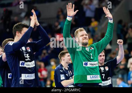 Mannheim, Allemagne. 23rd mars 2023. Handball: Bundesliga, Rhein-Neckar Löwen - HSV Hamburg, Matchday 24, SAP Arena. Le gardien de but de Hambourg Johannes Bitter (2nd de droite) remercie les fans avec ses coéquipiers. Credit: Uwe Anspach/dpa/Alamy Live News Banque D'Images