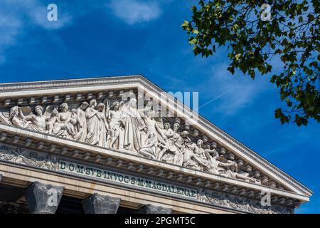 L'église de la Madeleine à Paris est un chef-d'œuvre néoclassique situé au coeur de la ville. Sa façade grandiose et son intérieur impressionnant en font un incontournable Banque D'Images