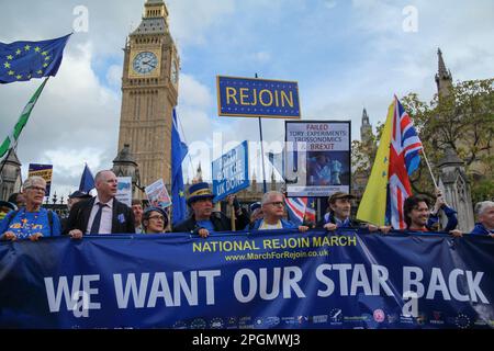 Londres, Royaume-Uni. 22 octobre 2022. National rejoins March 'nous voulons notre Star Back' de Hyde Park à Parliament Square. © Waldemar Sikora Banque D'Images