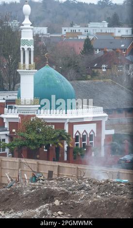 Maidenhead, Berkshire, Royaume-Uni. 23rd mars 2023. L'ancien centre de loisirs Magnet et la piscine à côté de la mosquée Maidenhead, le club Ivy Leaf et les maisons résidentielles, ont été entièrement démolis et doivent être remplacés par des appartements résidentiels. Maidenhead subit une transformation énorme, car une grande partie du centre-ville a été démolie et est remplacée par de hauts blocs d'appartements. Crédit : Maureen McLean/Alay Live News Banque D'Images