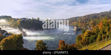 Neuhausen, Suisse - 20 octobre.2021: Image panoramique des Rhinefalls - la plus grande cascade d'Europe - en début de matinée avec brouillard d'automne a Banque D'Images