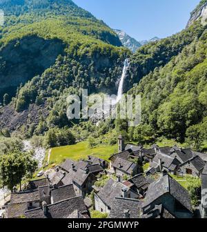 Image aérienne de la cascade au-dessus du village de Foroglio dans la vallée de Bavona dans la partie italienne de la Suisse Banque D'Images