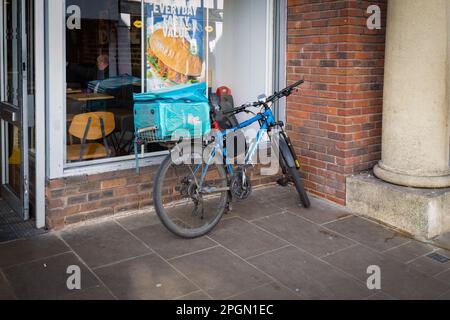 22.03.2023 Chester, Cheshire, Royaume-Uni. Deliveroo - livraison de plats à emporter dans les restaurants et magasins locaux nourriture de restaurant, plats à emporter et épicerie. Banque D'Images