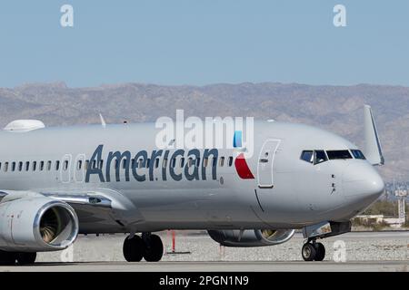 Palm Springs, Californie, États-Unis. 9th févr. 2023. Un Boeing 737 d'American Airlines arrivant à Palm Springs (Credit image: © Ian L. Sitren/ZUMA Press Wire) USAGE ÉDITORIAL SEULEMENT! Non destiné À un usage commercial ! Banque D'Images