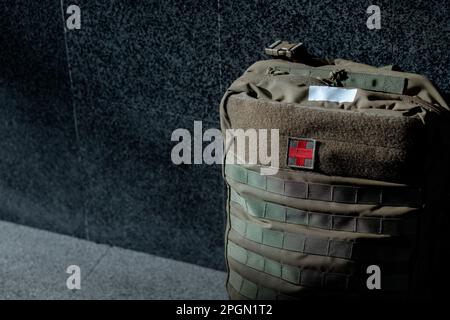 Gros plan sur le sac à dos d'un medic de combat avec espace pour le texte Banque D'Images