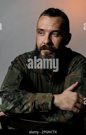 Portrait d'un médic militaire barbu de 40 ans Banque D'Images