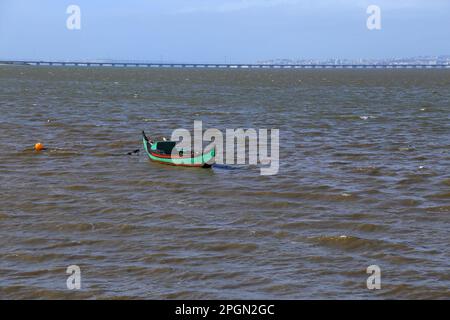 Bateau portugais typique amarré sur le port d'Alcochete Banque D'Images