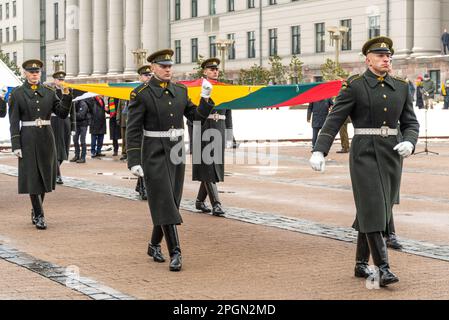 Vilnius Lithuanie - 11 mars 2023: Des soldats en uniforme officiel défilent dans les rues de la capitale Vilnius, Lituanie avec un grand drapeau Banque D'Images