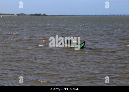 Bateau portugais typique amarré sur le port d'Alcochete Banque D'Images