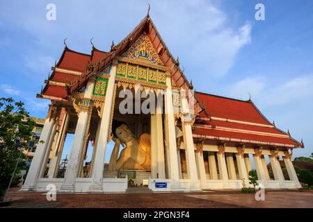 Hat Yai, Thaïlande - 11 février 2023: Wat Hat Yai Nai est un temple bouddhiste thai Theravada avec un grand Bouddha couché de 35 m de long appelé PHR Banque D'Images