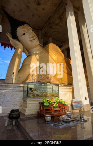 Hat Yai, Thaïlande - 11 février 2023: Wat Hat Yai Nai est un temple bouddhiste thai Theravada avec un grand Bouddha couché de 35 m de long appelé PHR Banque D'Images