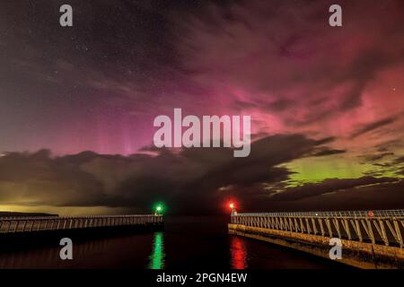 Aurora Borealis est également connu comme les aurores boréales éblouissent le littoral du North Yorkshire à Whitby Harbour, Whitby, au Royaume-Uni. 23rd mars 2023. (Photo de Mark Cosgrove/News Images) à Whitby, Royaume-Uni, le 3/23/2023. (Photo de Mark Cosgrove/News Images/Sipa USA) crédit: SIPA USA/Alay Live News Banque D'Images