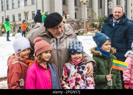 Vilnius Lithuanie - 11 mars 2023: Vytautas Landsbergis, homme politique lituanien et ancien membre du Parlement européen, avec des enfants Banque D'Images