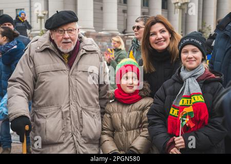 Vilnius Lithuanie - 11 mars 2023: Vytautas Landsbergis, homme politique lituanien et ancien membre du Parlement européen, avec des enfants Banque D'Images