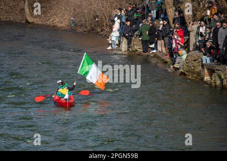 Canoë-kayak sur Irish St. Fête de Patrick le long des rives de la rivière Vilnele à Uzupuis, Vilnius, Lituanie Banque D'Images