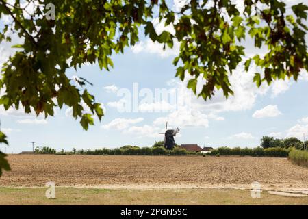 Un ancien moulin à vent anglais traditionnel et maison de ferme cottage niché dans la campagne anglaise de printemps. Banque D'Images