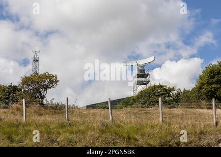 Structure radar primaire du HM Coastguard anglais au sommet des falaises blanches de Douvres Banque D'Images