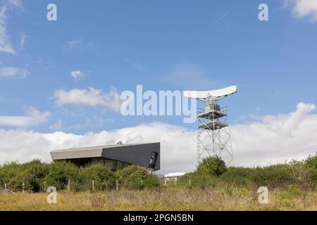 Structure radar primaire du HM Coastguard anglais au sommet des falaises blanches de Douvres Banque D'Images