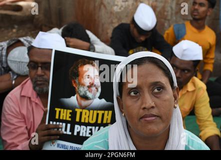 Mumbai, Inde. 23rd mars 2023. Les partisans du Congrès tiennent des pancartes avec une photo du président indien du Congrès national Rahul Gandhi lors d'une protestation silencieuse à Mumbai. Les partisans du Congrès ont protesté contre la condamnation de deux ans de prison annoncée pour le président indien du Congrès national Rahul Gandhi dans une affaire de diffamation par le tribunal de Surat (ville du Gujarat) en l'an 2019. Crédit : SOPA Images Limited/Alamy Live News Banque D'Images