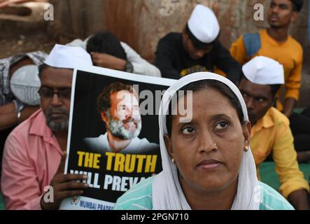 Mumbai, Inde. 23rd mars 2023. Les partisans du Congrès tiennent des pancartes avec une photo du président indien du Congrès national Rahul Gandhi lors d'une protestation silencieuse à Mumbai. Les partisans du Congrès ont protesté contre la condamnation de deux ans de prison annoncée pour le président indien du Congrès national Rahul Gandhi dans une affaire de diffamation par le tribunal de Surat (ville du Gujarat) en l'an 2019. (Photo par Ashish Vaishnav/SOPA Images/Sipa USA) crédit: SIPA USA/Alay Live News Banque D'Images