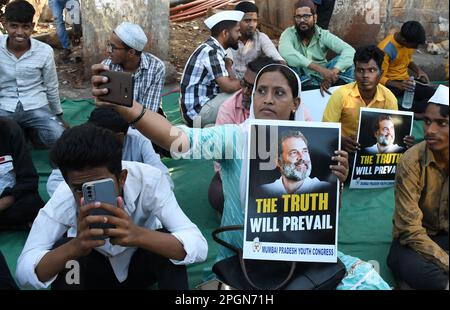 Mumbai, Inde. 23rd mars 2023. Les partisans du Congrès tiennent des pancartes avec une photo du président indien du Congrès national Rahul Gandhi lors d'une protestation silencieuse à Mumbai. Les partisans du Congrès ont protesté contre la condamnation de deux ans de prison annoncée pour le président indien du Congrès national Rahul Gandhi dans une affaire de diffamation par le tribunal de Surat (ville du Gujarat) en l'an 2019. (Photo par Ashish Vaishnav/SOPA Images/Sipa USA) crédit: SIPA USA/Alay Live News Banque D'Images