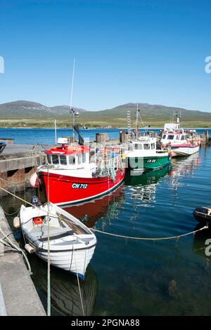 Bateaux de pêche commerciaux, Écosse Islay, Port Askaig Harbour et ferry vers le Jura Banque D'Images