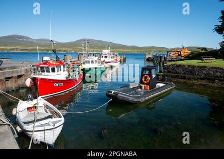 Bateaux de pêche commerciaux, Écosse Islay, Port Askaig Harbour et ferry vers le Jura Banque D'Images