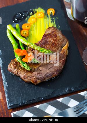 Steak de bœuf bien fait avec asperges Banque D'Images