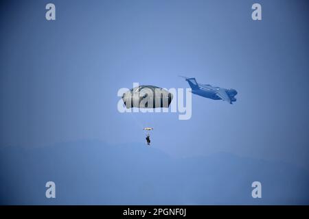 Un parachutiste de l'armée américaine affecté au 2nd Bataillon, 503rd parachute Infantry Regiment, 173rd Airborne Brigade, descend dans la zone Juliette Drope, après avoir quitté un C-17 de la 446th Airlift Wing, lors d'une opération aérienne en commémoration du 20th anniversaire de l'opération Northern Delay, Pordenone, Italie sur 22 mars 2023. L'opération Northern Delay a eu lieu le 26 mars 2003 dans le cadre de l'invasion de l'Iraq en 2003. Il a impliqué l'abandon de 1 000 parachutistes de la Brigade aéroportée de 173rd dans le nord de l'Irak. C'était la dernière opération de parachutisme de combat à grande échelle menée par l'armée américaine depuis Opera Banque D'Images